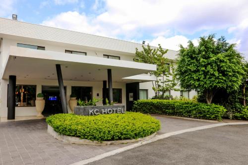 a building with a sign that reads kc hotel at KC Hotel San Jose in San José