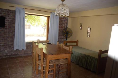 una sala da pranzo con tavolo e letto di SOL PATAGONICO a Playas Doradas