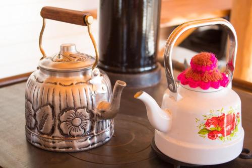 a tea kettle with a red hat on a table at Casa Cerro Castillo in Villa Cerro Castillo