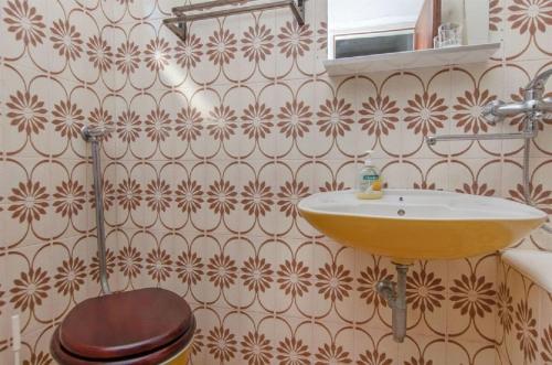 ein Bad mit einem Waschbecken und einem WC in der Unterkunft Apartments Jerkica - 50 m from sea in Sutivan