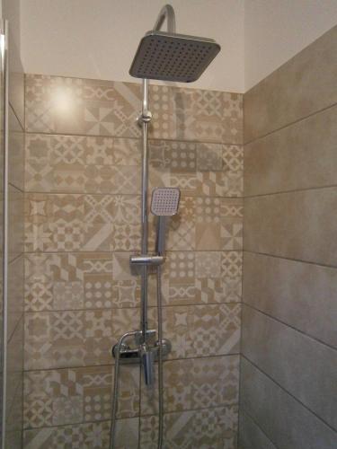 une douche avec pommeau de douche dans une salle de bain dans l'établissement Ax Sweet Mountain - 3ch et 2 sdb - jardin centre village, à Ax-les-Thermes