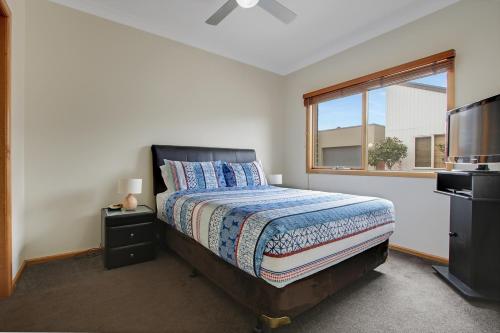 A bed or beds in a room at Apartments on Church - Unit 7