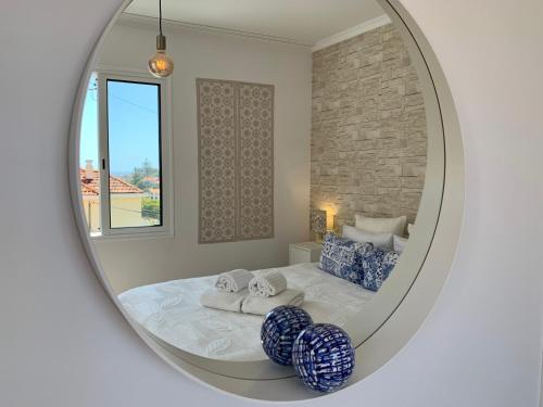 una camera con letto e specchio di Little Townhouse Funchal a Funchal