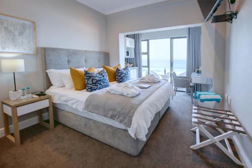 Llit o llits en una habitació de Bay Lodge on the Beach