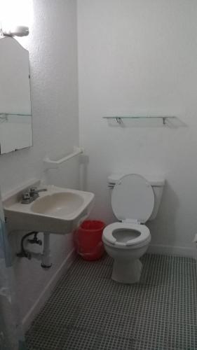 A bathroom at Hotel de los reyes