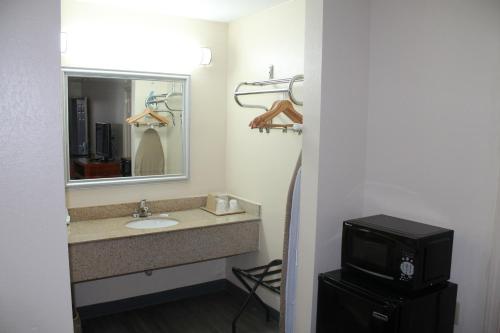 Phòng tắm tại Americas Best Value Inn Tuscaloosa