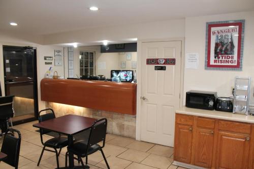 
a kitchen with a table and a microwave at Americas Best Value Inn Tuscaloosa in Tuscaloosa

