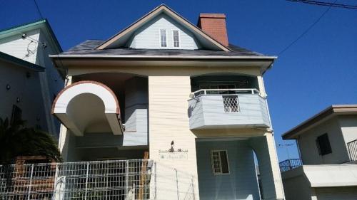 uma casa branca com uma janela e uma varanda em Guest House Marine Blue / Vacation STAY 1385 em Shirahama