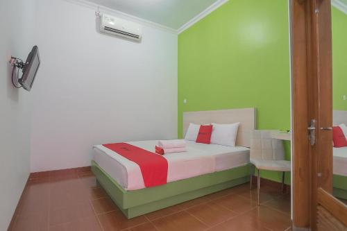 Fotografie z fotogalerie ubytování RedDoorz Plus near Alun Alun Kuningan v destinaci Kuningan