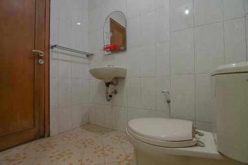 RedDoorz near IPDN 2 tesisinde bir banyo