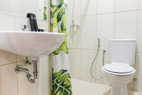 Ένα μπάνιο στο Minimalist and Cozy Room 1BR Asatti Apartment By Travelio