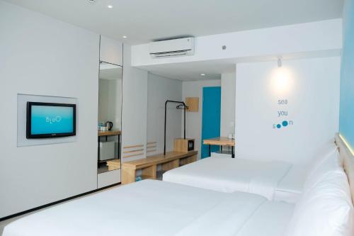 Tempat tidur dalam kamar di Bloo Bali Hotel