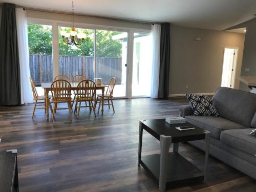sala de estar con sofá, mesa y sillas en Spacious 3BD,2BA, ideal for families! en Santa Rosa