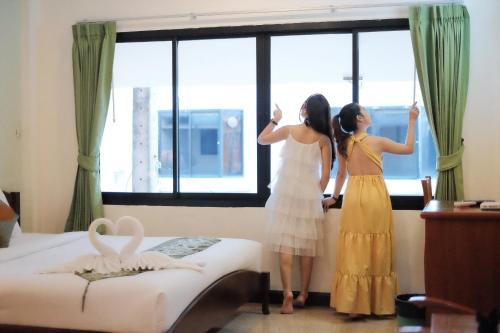 Ένα ή περισσότερα κρεβάτια σε δωμάτιο στο Myplace@Surat Hotel