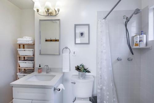 Ένα μπάνιο στο @ Marbella Lane Seaside Retreat, Walk to the Beach