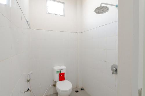 Koupelna v ubytování RedDoorz Plus Syariah @ Raya Nginden 2