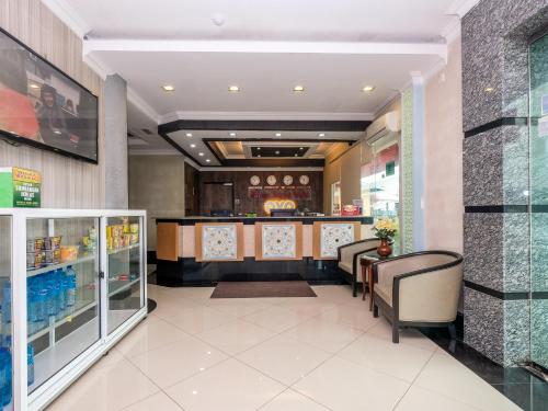 a fast food restaurant with a counter and chairs at Rayyan Soffea Hotel in Kota Bharu