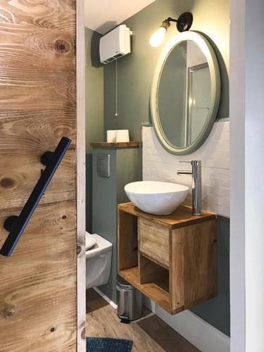 une salle de bain avec un lavabo et un miroir dans l'établissement Ô Joly Valois, à Hauterives