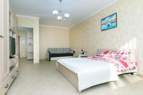 ein Schlafzimmer mit einem großen Bett und einem TV in der Unterkunft Прекрасная однокомнатная квартира с чудесным видом из окна in Kiew