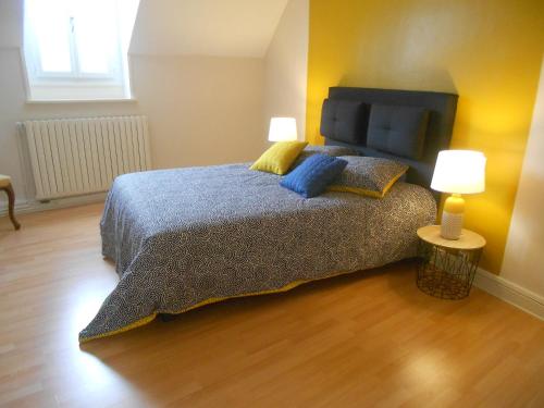 sypialnia z łóżkiem z 2 lampami w obiekcie MAISON EN VILLE w mieście Airvault