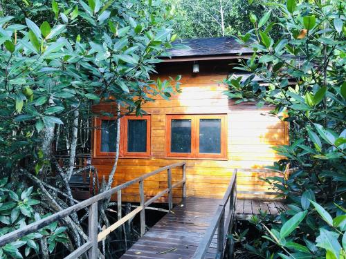 Сад в Gayang Friendly Water House Homestay
