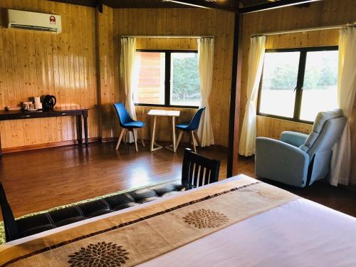 Кровать или кровати в номере Gayang Friendly Water House Homestay