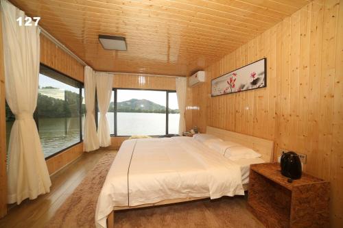 Кровать или кровати в номере Gayang Friendly Water House Homestay