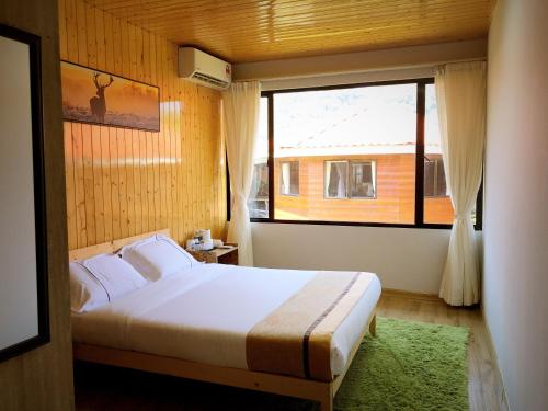 Кровать или кровати в номере Gayang Friendly Water House Homestay