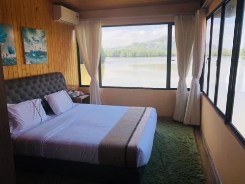 Кровать или кровати в номере Gayang Friendly Water House Homestay