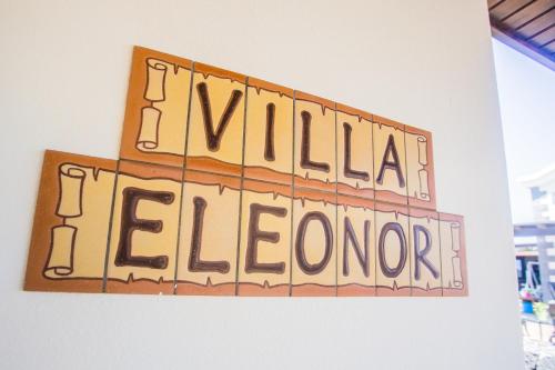 un panneau sur un mur qui lit un ascenseur virtuel dans l'établissement Eslanzarote Villa Eleonor, Super Wifi, Heated Pool, Sat tv, à Playa Blanca