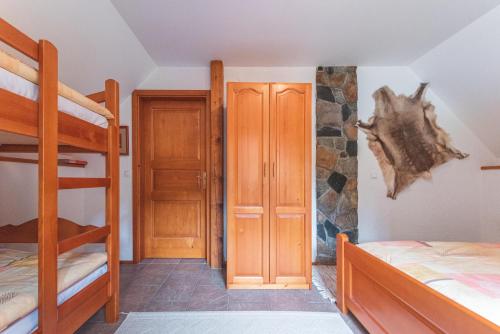 a bedroom with a bunk bed and a bunk bed gmaxwell gmaxwell gmaxwellythonythonython at POHORJE HOUSE 2 FOUR APPARTMETNS in Oplotnica