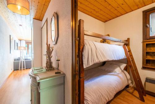 - une chambre avec des lits superposés dans une maison dans l'établissement APPARTEMENT CHAMONIX MONTBLANC 1 à 4 personnes, à Chamonix-Mont-Blanc