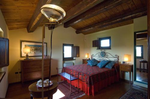 スペッロにあるResidenza Isabellaのベッドルーム1室(赤いベッドカバー付)