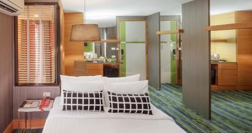Säng eller sängar i ett rum på Tango Vibrant Living Hotel - SHA Extra Plus