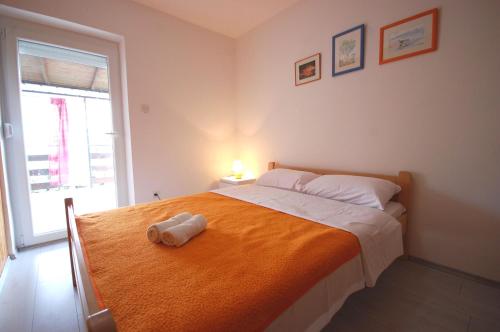 um quarto com uma cama com um bicho de peluche em Apartment Stefani em Njivice