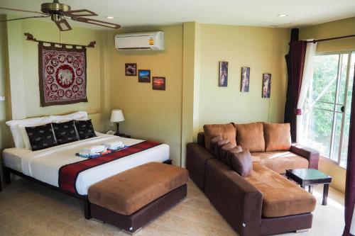 Ένα ή περισσότερα κρεβάτια σε δωμάτιο στο Lanta Castaway Beach Resort