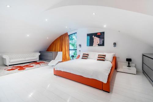 Tempat tidur dalam kamar di The Mansion by Five Stay