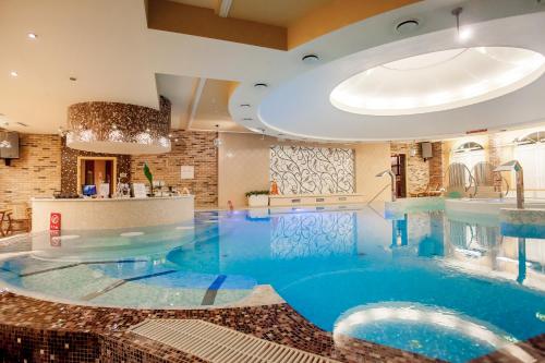 een groot zwembad in een hotelkamer met een groot zwembad bij Kaiserhof Hotel in Kaliningrad