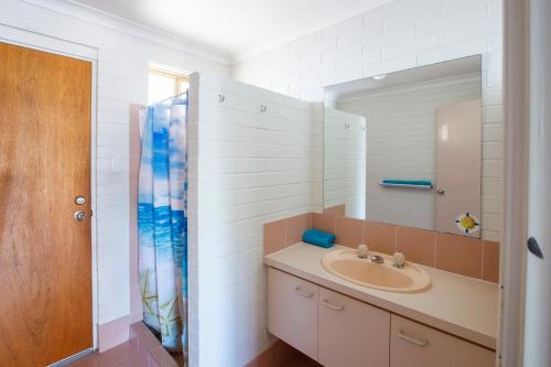 Een badkamer bij Shark Bay Seafront Apartments