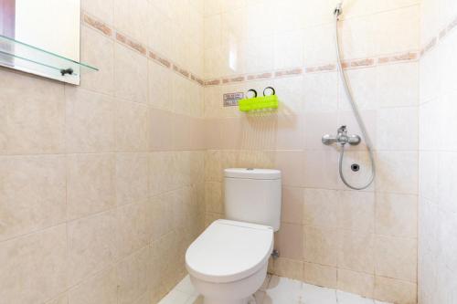 Kamar mandi di RedDoorz @ Pengayoman Panakkukang 3