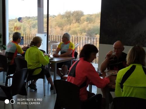 un grupo de personas sentadas en una mesa en Centro de Naturaleza Cañada Verde "El Bosque Encantado de Córdoba", en Hornachuelos