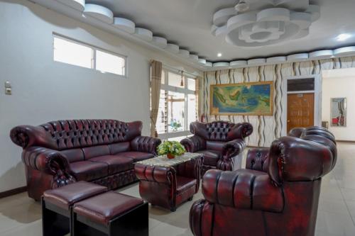 Ein Sitzbereich in der Unterkunft RedDoorz Plus Syariah at Alam Raya Hotel