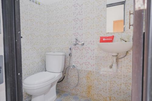 Kamar mandi di RedDoorz Syariah @ Pasir Putih Jambi