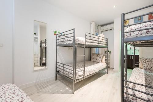Living Atocha Apartments emeletes ágyai egy szobában