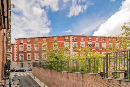 Apartment with Balconies in La Latina by Batuecas