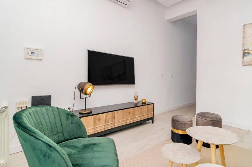 Apartment with Balconies in La Latina by Batuecas