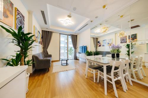 een eetkamer en een woonkamer met een tafel en stoelen bij MARCH HOUSE - Park Premium TimesCity - 2-3 Bedrooms in Hanoi