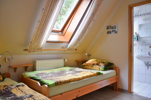 ein kleines Schlafzimmer mit einem Bett und einem Fenster in der Unterkunft Ferienwohnung Fegebank in Grethem
