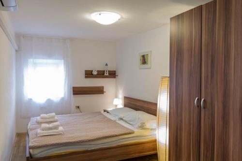 - une chambre avec un lit et des serviettes dans l'établissement Costabona, à Koštabona