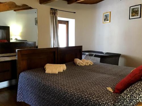 ein Schlafzimmer mit einem Bett mit zwei Handtüchern darauf in der Unterkunft Casa Marconi Casa Vacanze in Cesara